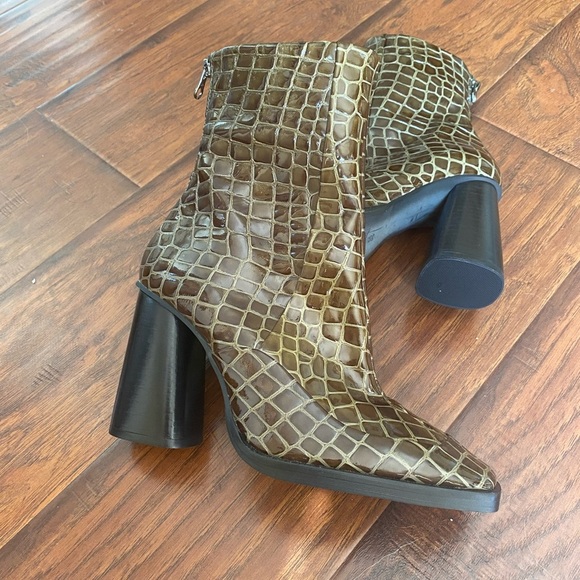 L’intervalle shiny croc heeled boot - Picture 3 of 6